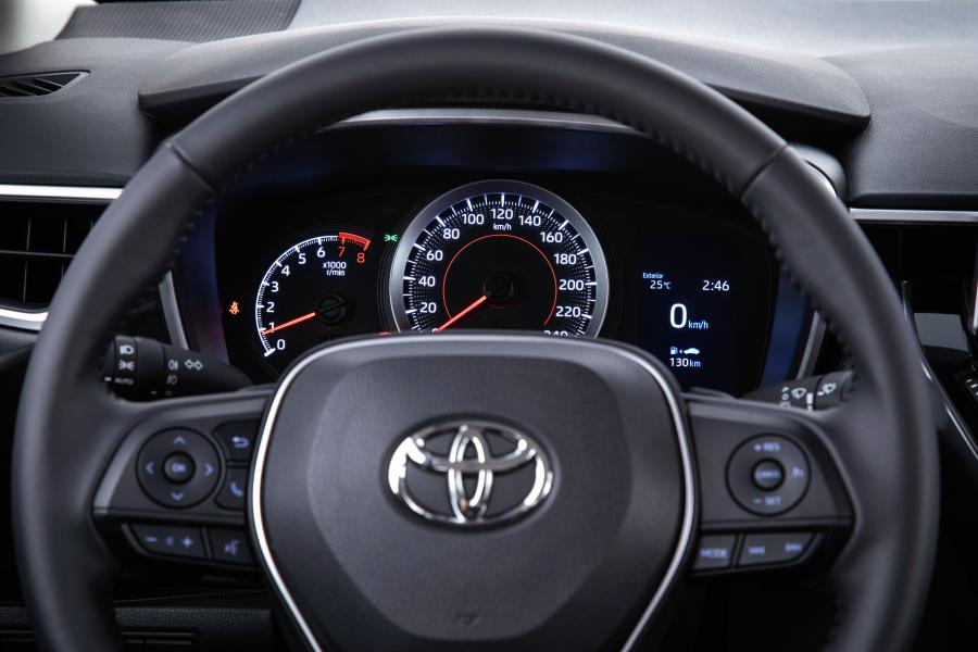 Панель приборов Toyota Corolla XEi Sedan 2019 года  (LA) (фото 22 из 33)